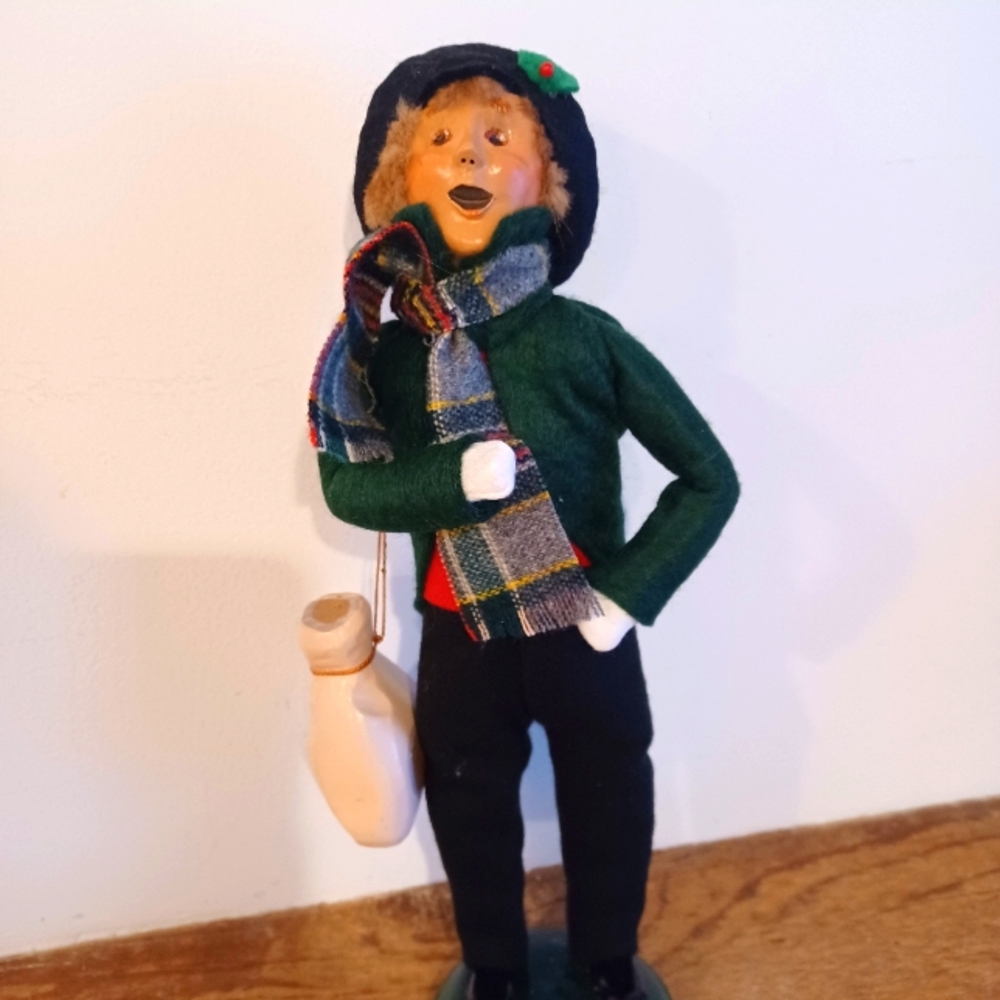 Vintage Byers Choice Caroler Figurine  1996 .